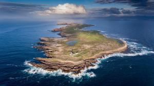 Tory IslandOstán Oileán Thoraí Tory Island Hotel的海洋上的岛屿,上面有足球场