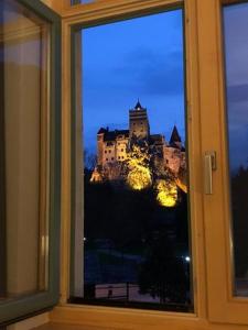 布朗Conacul Törzburg的享有城堡景致的窗户。