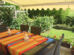 利尼亚诺萨比亚多罗Casabianca Resort Villas的露台上一张桌子,上面有五颜六色的桌布
