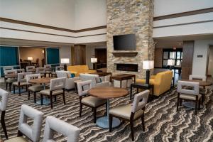 富兰克林Staybridge Suites - Nashville - Franklin, an IHG Hotel的酒店大堂设有桌椅和壁炉