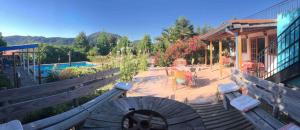 比尔切斯La Maravilla Lodge的一个带长凳和游泳池的阳台