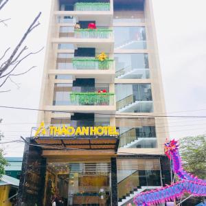 顺化THẢO AN HOTEL Huế的前面有标志的高楼