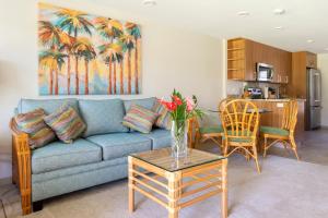 拉海纳纳匹莉冲浪海滩度假酒店的客厅配有沙发和桌子