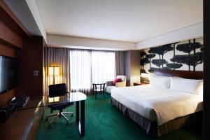 首尔首尔世贸中心洲际酒店 的酒店客房配有一张床、一张书桌和一台电视。