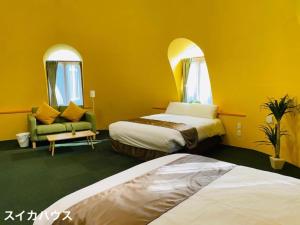 富士河口湖HAOSTAY的酒店客房,设有两张床和一张沙发