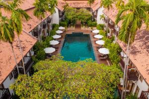 暹粒吴哥安纳塔拉度假酒店的两栋建筑之间游泳池的顶部景观