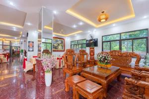 富国Quynh Mai Resort的客厅配有木制家具和窗户。