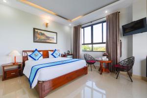 富国Quynh Mai Resort的一间卧室设有一张大床和一个窗户。