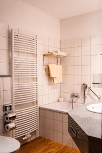 奥厄恩格尔布拉尔酒店的白色的浴室设有水槽和浴缸。