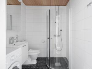约恩苏Kotimaailma Apartments Joensuu - Koulukatu 21的带淋浴、卫生间和盥洗盆的浴室