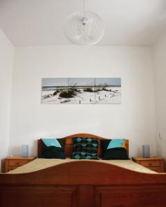 鲍洛托瑙考利Pellegrini Apartman的一间卧室配有一张床,享有海滩美景