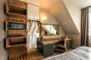 索非亚All Seasons Residence Hotel - Free parking的一间卧室配有一张床、一张书桌和一面镜子