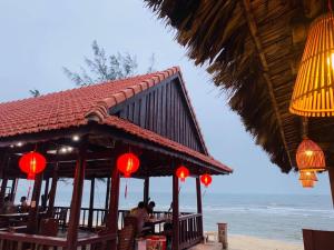 洞海Nana Lee Homestay & Restaurant Quảng Bình的海滩上的海景餐厅