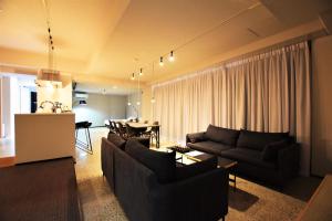 东京Randor Residence Tokyo Suites的带沙发的客厅和用餐室