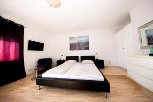 贝河畔的海尔斯伯格科朗酒店的一间卧室,卧室内配有一张大床
