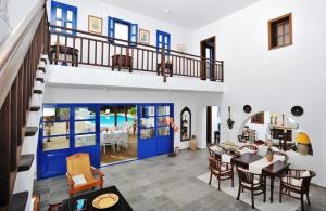 佩基罗德Villa Blue Sapphire的开放式的客厅,设有饭厅和房子
