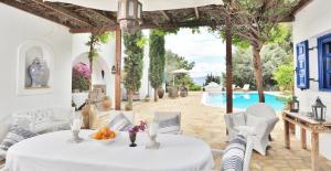 佩基罗德Villa Blue Sapphire的一间带桌子和游泳池的用餐室