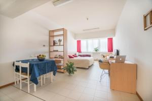 博洛尼亚Residence Panigale的客厅配有桌子和沙发