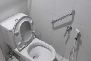 美娜多RedDoorz Brand MAN12045 RedDoorz near Megamall Manado的浴室配有带座椅的卫生间。