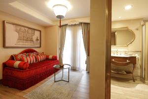 伊斯坦布尔浪漫伊斯坦布尔精品酒店 的客厅配有红色沙发和水槽