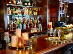 德勒巴克里恩斯考酒店的吧台上带蜡烛和眼镜的酒吧