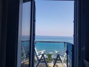 切法卢旅游酒店的阳台设有海景窗户。