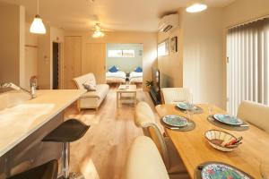 轻井泽Compass Karuizawa的厨房以及带桌椅的起居室。