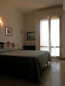 贝拉里亚-伊贾马里纳Hotel Nautic B&B的一间卧室设有一张床和一个大窗户