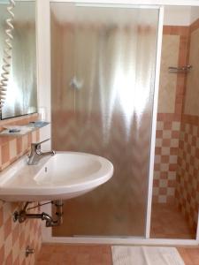 贝拉里亚-伊贾马里纳Hotel Nautic B&B的一间带水槽和淋浴的浴室