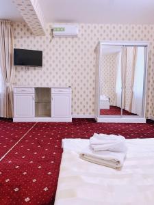 尼古拉耶夫Sergeev Hotel的一间带大镜子和床的卧室