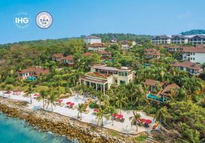 南芭堤雅InterContinental Pattaya Resort, an IHG Hotel的从水面上可欣赏到度假村的空中景色