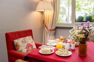 圣文森特Bijou Hotel的一张桌子,上面放着早餐食品和橙汁