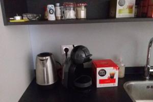 多德雷赫特Huis bij de Catalpa的厨房柜台配有茶壶和咖啡壶