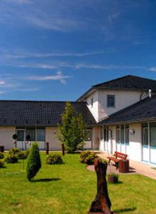 LankenTOP Motel Sassnitz的一座大房子,有带草地的院子,有 ⁇ 