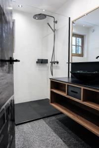 卡尔蒂奇Die Waldruhe的浴室设有玻璃淋浴间和黑色水槽