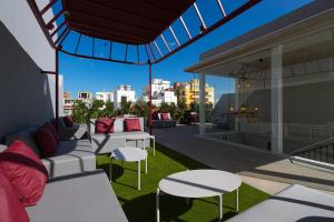 大加那利岛拉斯帕尔马斯Boutique Hotel Cordial Malteses的大楼内的阳台配有沙发和桌子