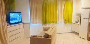 嘎林海斯港Marulhos Resort Porto de Galinhas的带沙发和电视的客厅