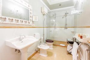 卡瓦伊翁韦罗内塞Villa Cordevigo的白色的浴室设有水槽和卫生间。