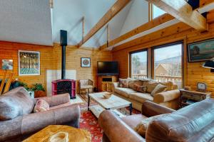 巴特利特6 Zermatt Strasse的客厅配有真皮沙发和电视