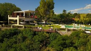米娜克拉韦罗河景阳台别墅及酒店的享有带游泳池和大楼的度假村景色