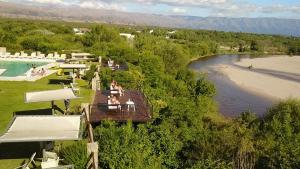 米娜克拉韦罗河景阳台别墅及酒店的享有河流和海滩的度假村的空中景致