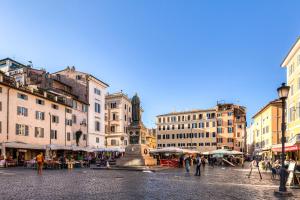 罗马Vicolo Antico Apartment的一群人绕着一条城市街道走