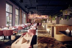 阿默斯福特Van der Valk Hotel Amersfoort-A1的一间设有白色桌子和粉红色椅子的餐厅