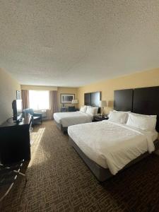 费城费城中心河滨区智选假日酒店的酒店客房设有两张床和电视。