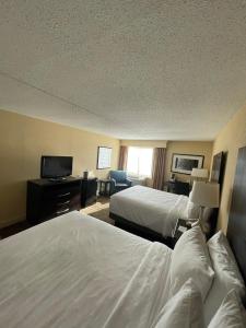 费城费城中心河滨区智选假日酒店的酒店客房设有两张床和一台平面电视。