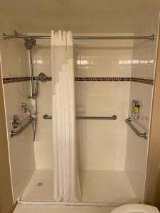费城费城中心河滨区智选假日酒店的浴室内配有白色淋浴帘。