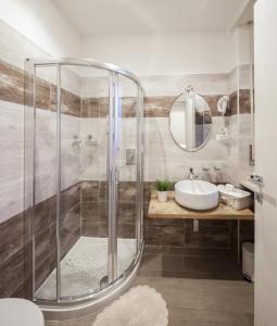 科莱尼奥Metro Apartment的带淋浴和盥洗盆的浴室