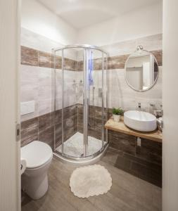 科莱尼奥Metro Apartment的带淋浴、卫生间和盥洗盆的浴室