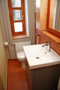 佩奇绿树公寓的一间带水槽和卫生间的浴室以及窗户。