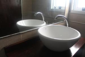 科尔多瓦林克科尔多瓦旅馆的浴室设有2个水槽和镜子